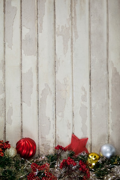 Photo gratuite décoration de noël sur une table en bois