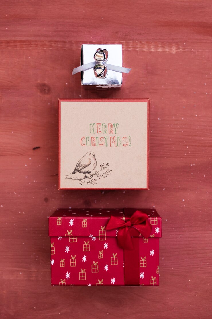 Photo gratuit décoration de noël avec trois coffrets cadeaux