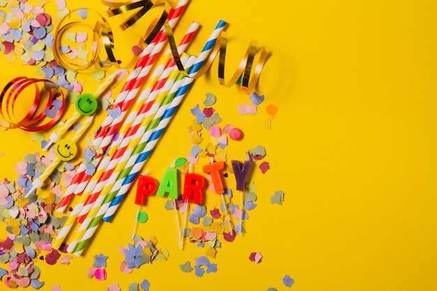 décoration Partie avec le mot «parti» sur une table jaune