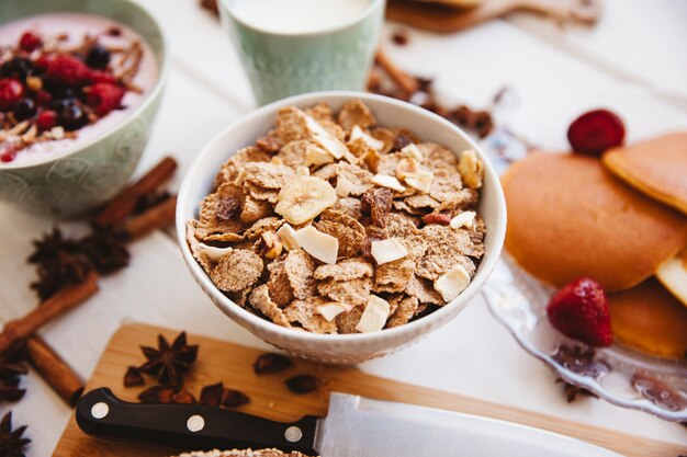 Décoration de petit-déjeuner avec des céréales