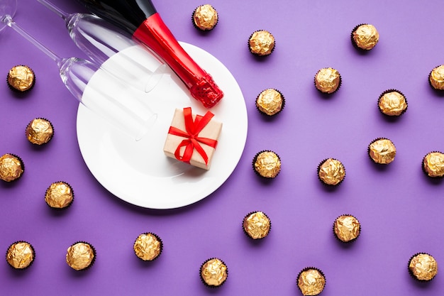 Décoration plate avec assiette de chocolat et blanc