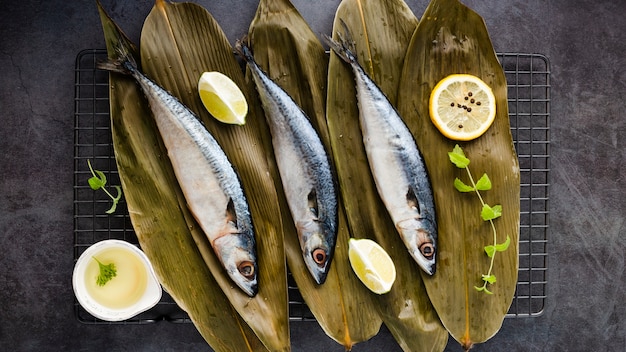 Décoration plate à base de délicieux poisson et citrons