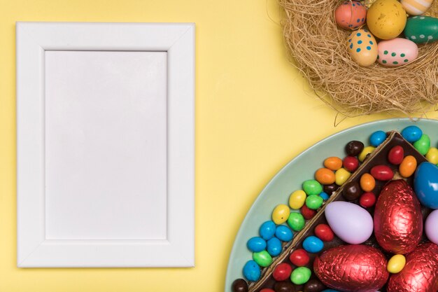 Décoration plate avec nourriture de Pâques et cadre blanc