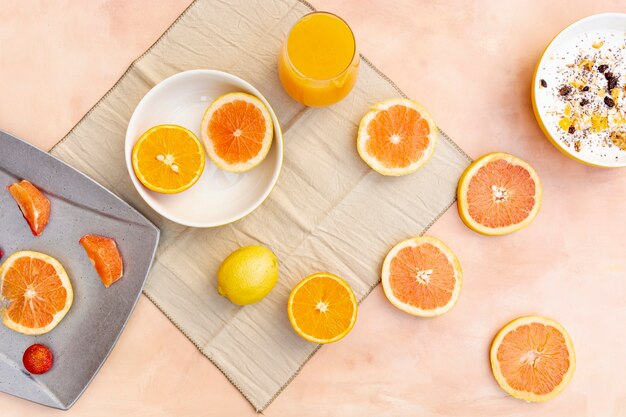 Décoration plate avec des tranches d'orange et de citron