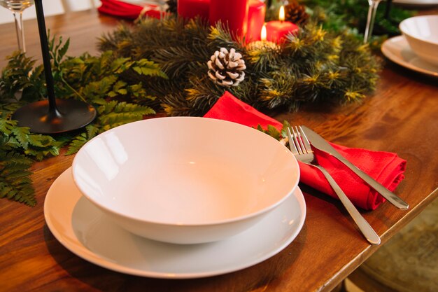 Décoration pour le dîner de noël avec assiettes