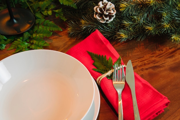 Décoration pour le dîner de Noël avec des couverts