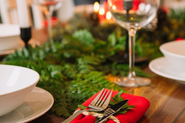 Décoration pour le dîner de Noël avec le verre de vin