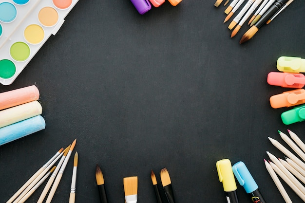 Photo gratuite décoration de retour à l'école avec espace