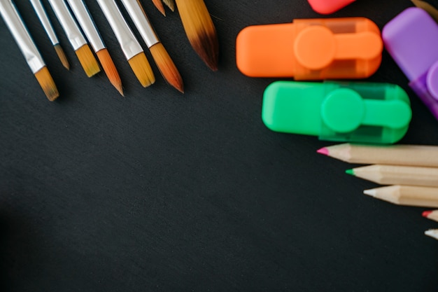 Photo gratuite décoration de retour à l'école avec des pinceaux et des crayons