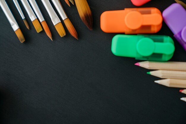 Décoration de retour à l&#39;école avec des pinceaux et des crayons