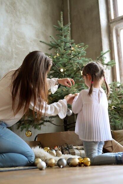 Décoration de sapin de Noël en famille