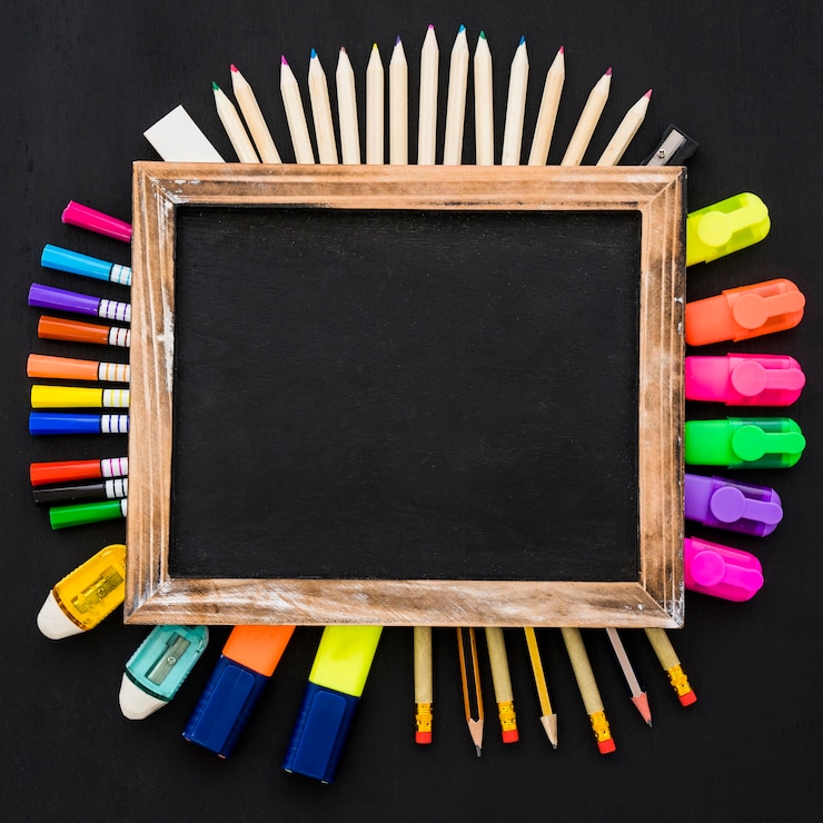 Photo gratuit décoration scolaire avec ardoise et stylos organisés
