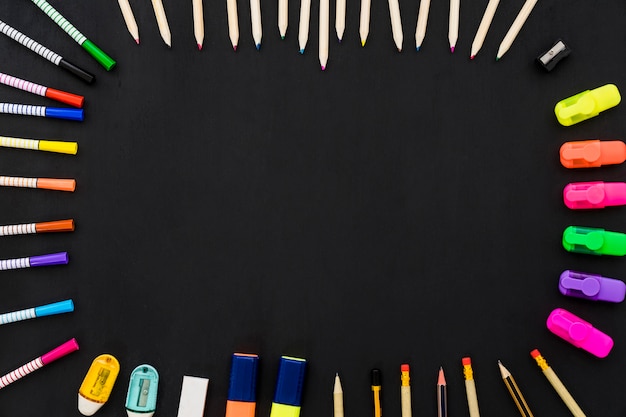 Décoration scolaire avec concept de cadre en stylos