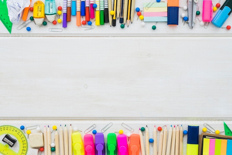 Photo gratuit décoration scolaire avec espace sur surface en bois