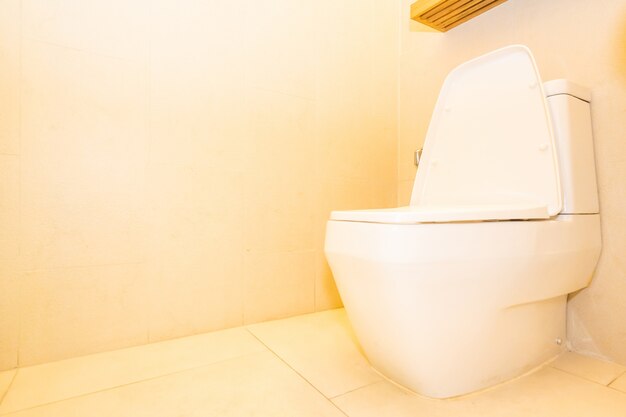 Décoration de siège de cuvette blanche dans la salle de bain