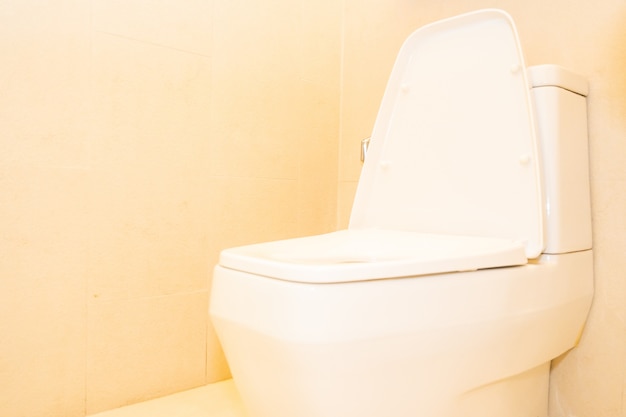 Décoration de siège de cuvette blanche dans la salle de bain