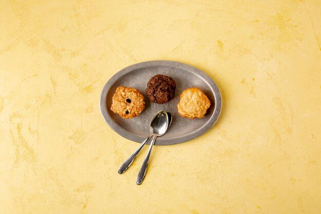 Décoration vue de dessus avec des biscuits et fond jaune