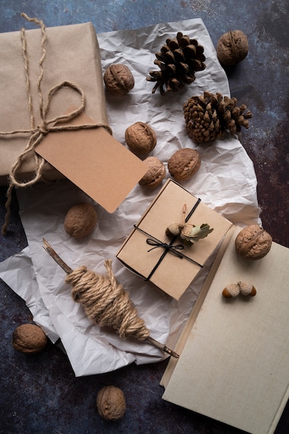 Photo gratuite décoration vue de dessus avec des boîtes et des noix