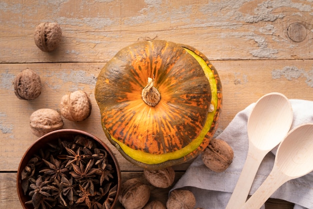 Photo gratuite décoration vue de dessus avec citrouille et fond en bois