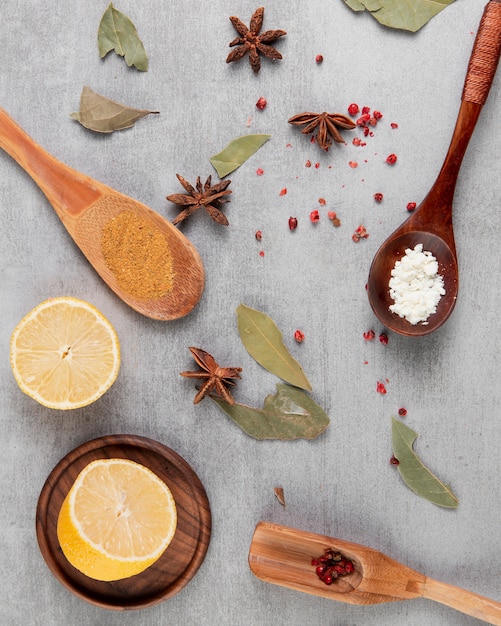 Décoration vue de dessus avec des cuillères en bois