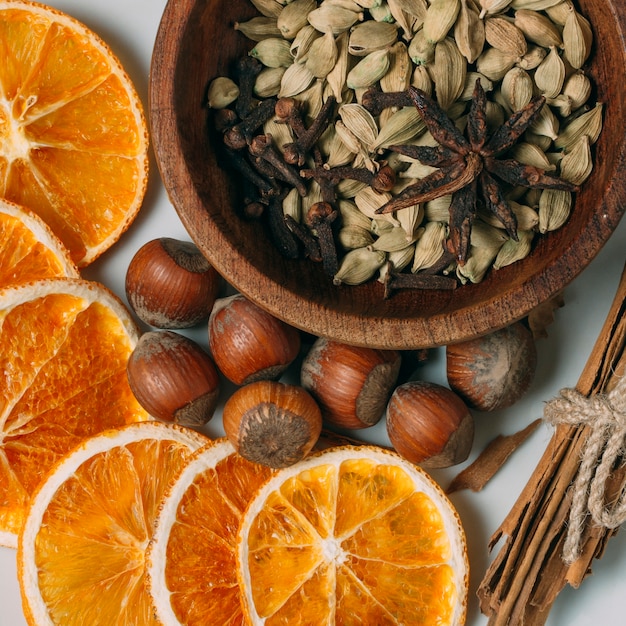 Décoration vue de dessus avec des tranches d'orange et des noisettes