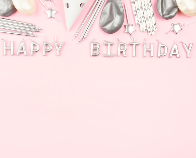 Photo gratuite décorations d'anniversaire sur fond rose