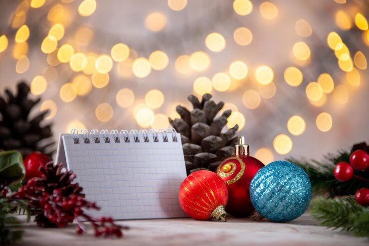 Photo gratuit décorations d'arbre de noël jouets en plastique ronds texture de noël sur un arrière-plan flou
