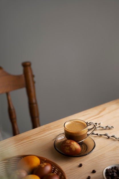 Photo gratuite décorations de café de pâques nature morte