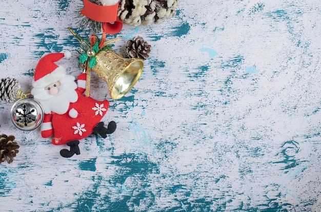 Décorations festives et pommes de pin sur une surface colorée