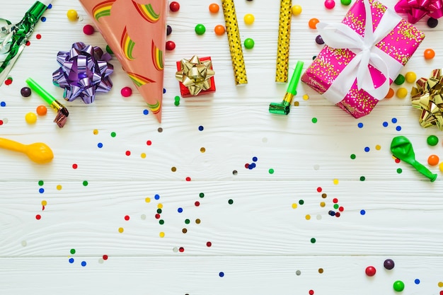 Photo gratuite décorations de fête et confettis