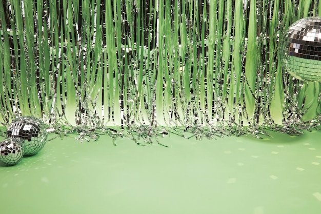 Décorations de fête avec fond vert