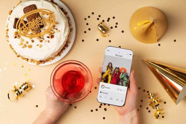 Décorations de fête vue ci-dessus avec smartphone