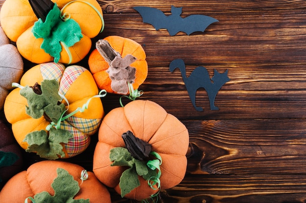 Photo gratuite décorations d'halloween avec des citrouilles en tissu