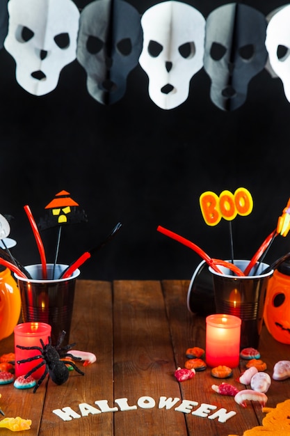 Photo gratuite décorations de halloween sur table