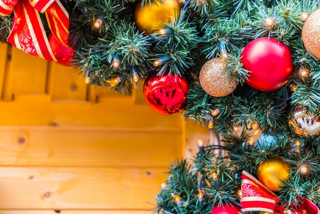 décorations de Noël sur les branches d&#39;un pin