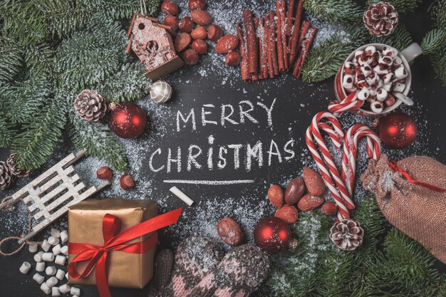 décorations de Noël et des cadeaux avec le message &quot;Joyeux Noël&quot;