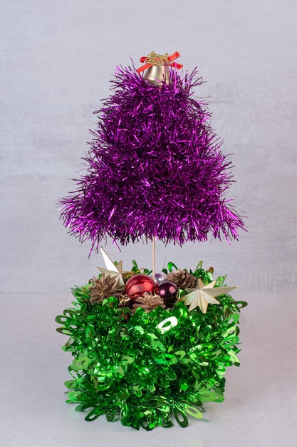 Photo gratuite décorations de noël avec cloche et étoiles dorées.