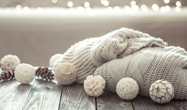 Décorations de Noël confortables sur une table en bois