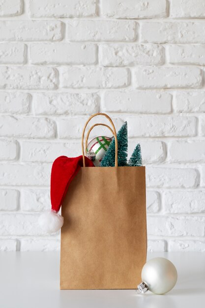 Décorations de Noël dans un sac en papier