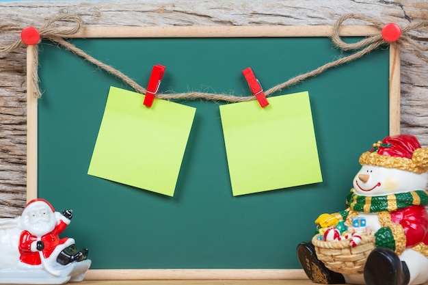 Décorations de Noël devant le tableau vert