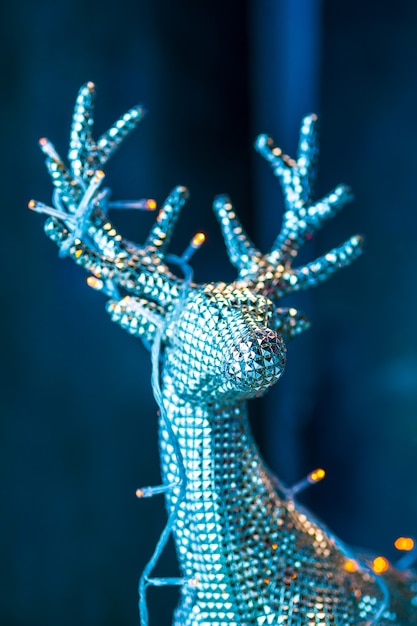 Décorations de Noël et du nouvel an avec des cerfs en argent.