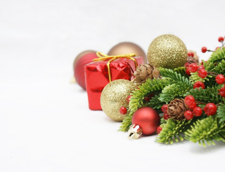 Photo gratuit décorations de noël sur un fond blanc