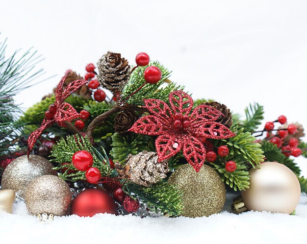 décorations de Noël sur un fond blanc