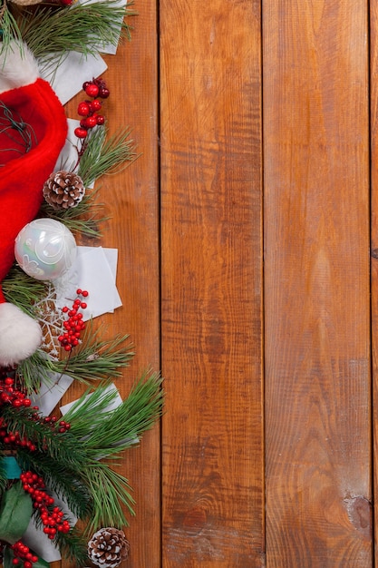 Décorations de Noël sur fond en bois pour carte de voeux