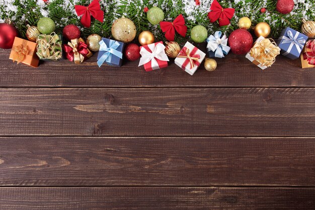 décorations de Noël sur fond de bois