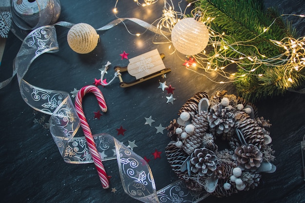 Décorations de Noël et lumières sur la table en bois