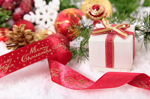 décorations ruban et cadeau de Noël sur la neige