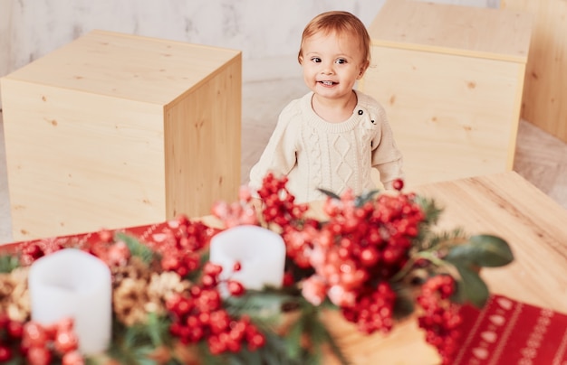 Décorations De Vacances D'hiver. Couleurs Chaudes. Belle Petite Fille Joue Avec Des Boîtes à Cadeaux