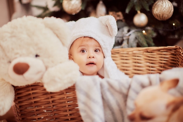 Décorations de vacances d&#39;hiver. Portrait de bébé fille. Charmante petite fille aux oreilles blanches drôles