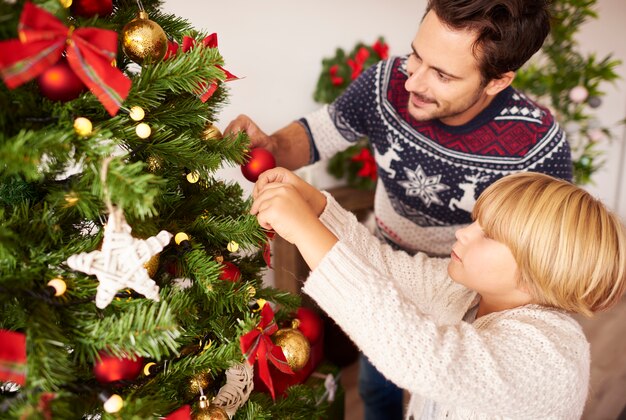 Décorer le sapin de Noël avec papa